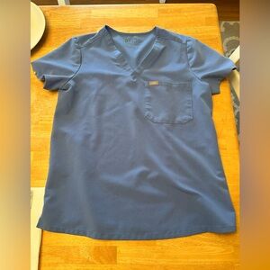 Figs scrub top size small